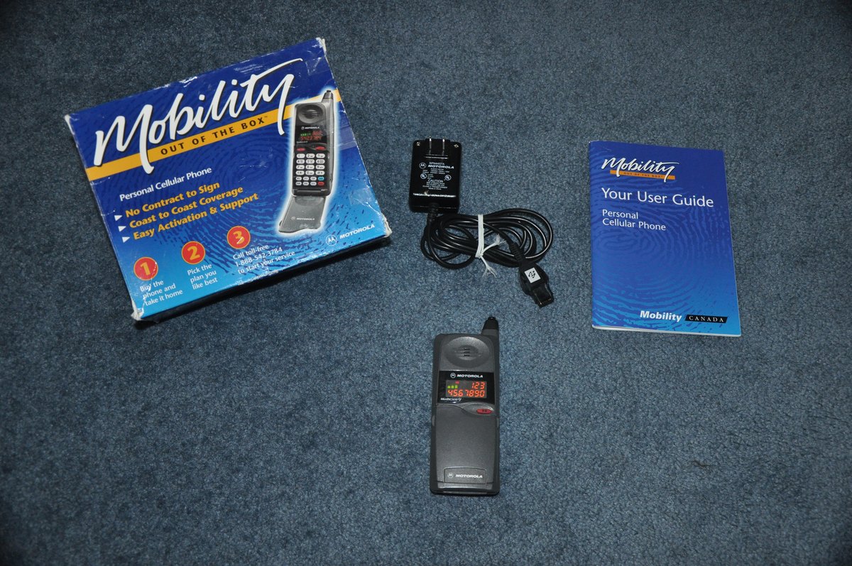 Motorola MicroTAC 650e with box, manual, and charger