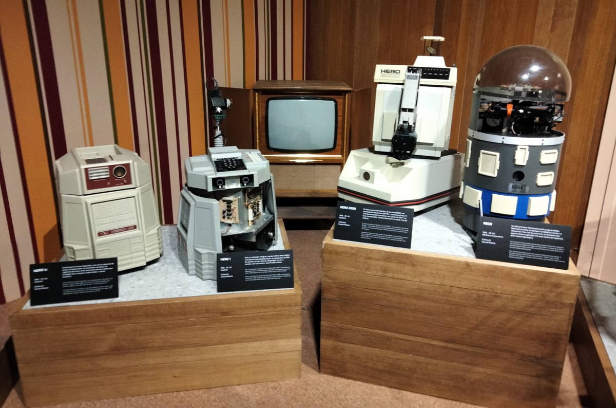 RB5X beside a HERO robot in the MNACTEC museum, Terrassa