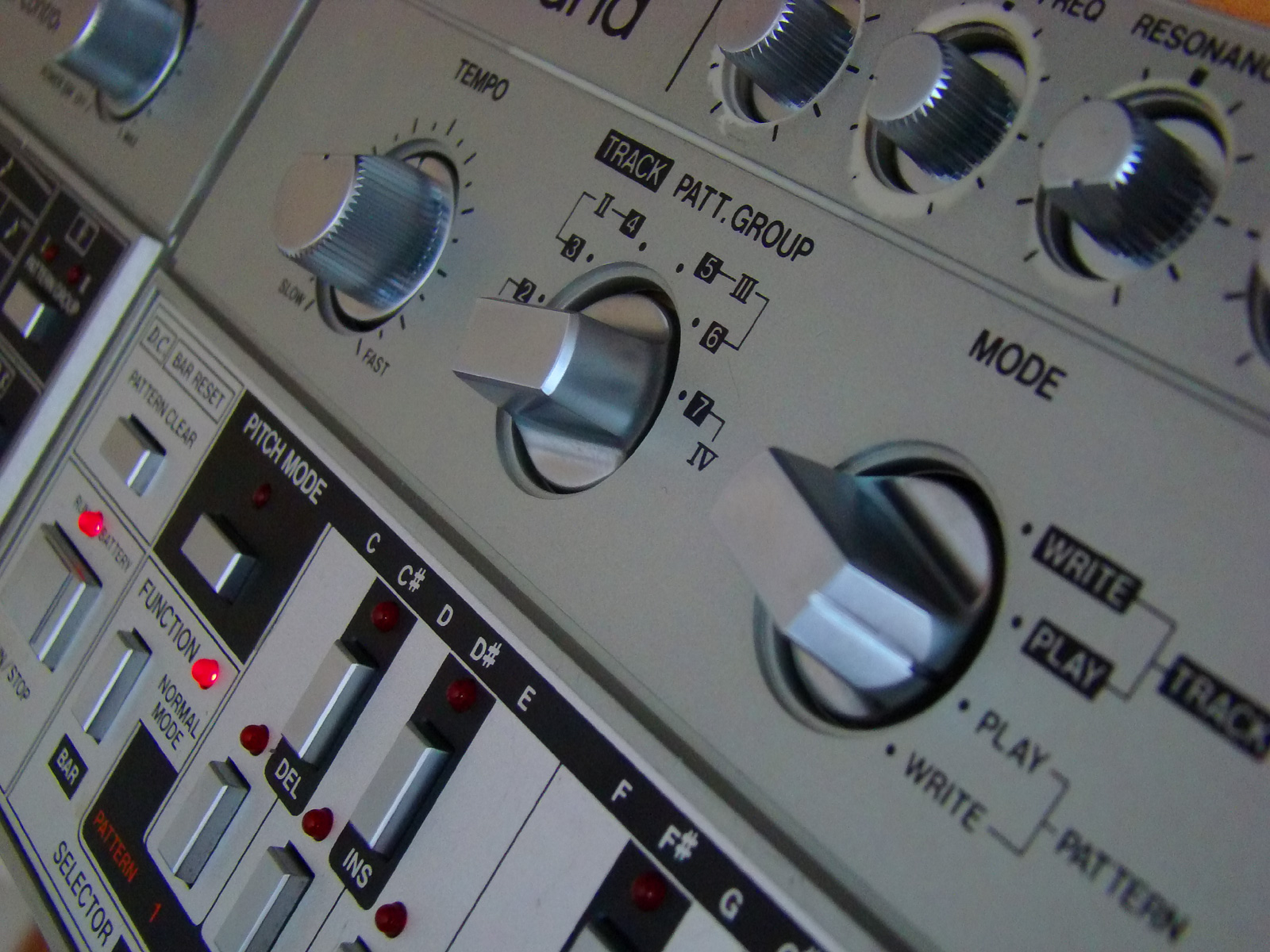 Closeup of the TB-303 key and knob layout